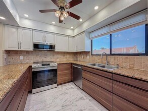 9981 Eagles Point Cir, Unit 4 in Port Richey, FL - Foto de edificio - Building Photo