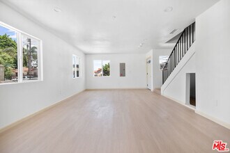 1118 W 110th St in Los Angeles, CA - Foto de edificio - Building Photo