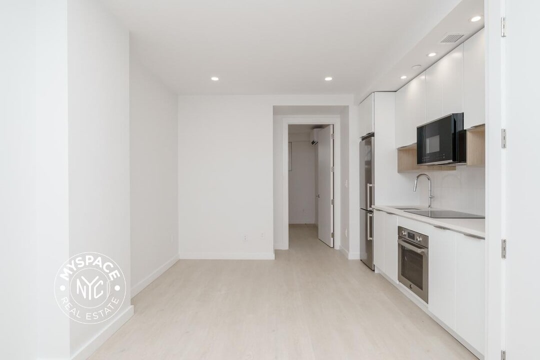 280 Meeker Ave, Unit 211 in Brooklyn, NY - Building Photo