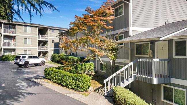 Bayshore Vista Apartments in Kirkland, WA - Building Photo - Building Photo