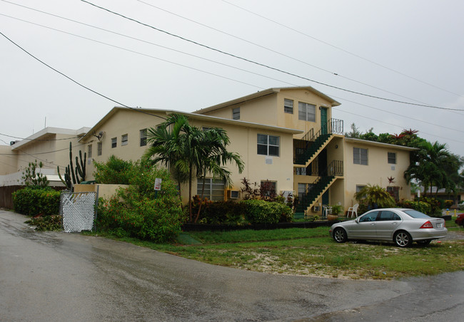 16790 NE 18th Ave in North Miami Beach, FL - Building Photo - Building Photo