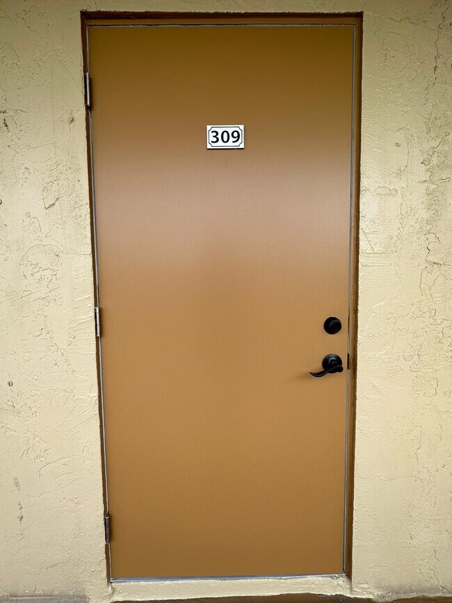 555 Purdy Ln in Palm Springs, FL - Foto de edificio - Building Photo