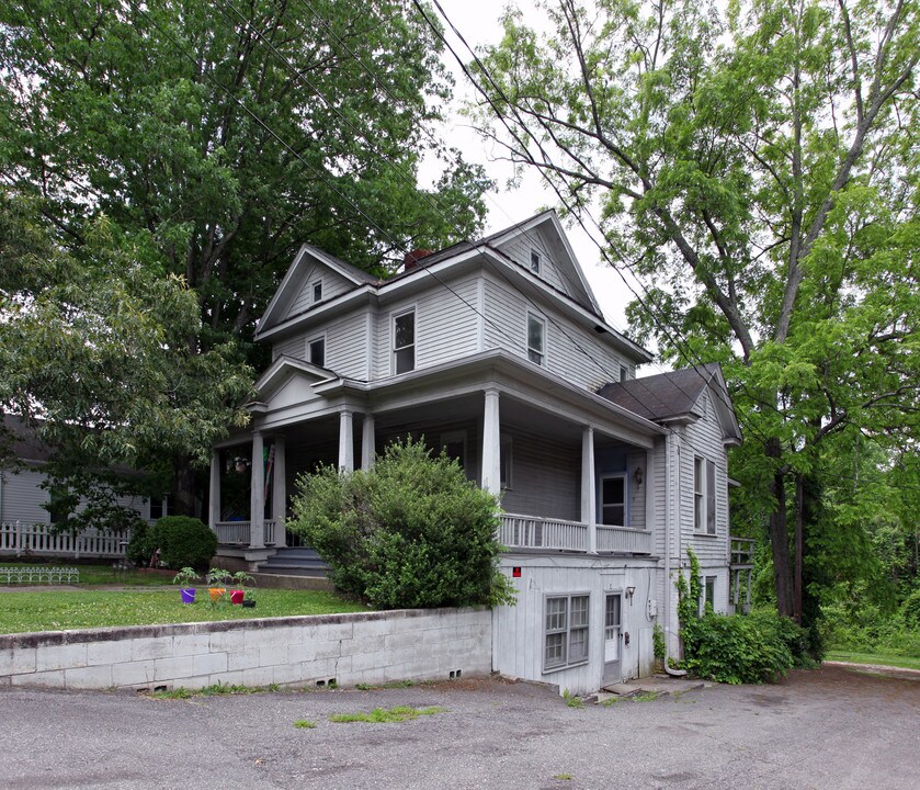 135 W Lebanon St in Mount Airy, NC - Building Photo