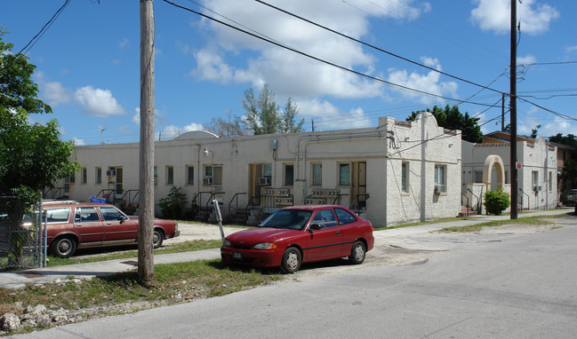 1721 SW 19th St in Miami, FL - Building Photo - Building Photo