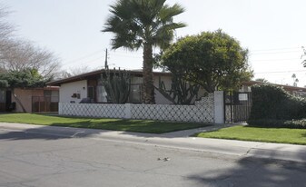 Holiday Sands Apartments in Scottsdale, AZ - Building Photo