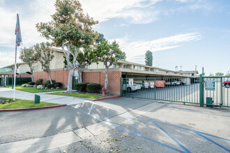 Garden View Apartments in Garden Grove, CA - Building Photo - Building Photo