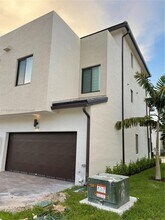 8118 NW 42nd St in Doral, FL - Building Photo - Building Photo