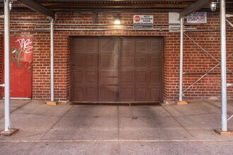 1200 Gravesend Neck Rd in Brooklyn, NY - Foto de edificio - Building Photo