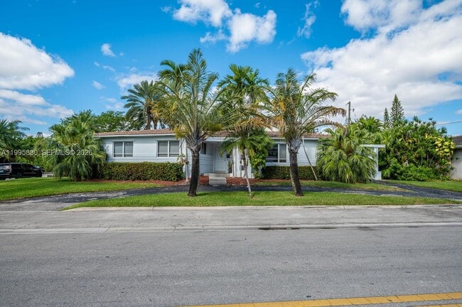 9520 E Broadview Dr in Bay Harbor Islands, FL - Building Photo - Building Photo