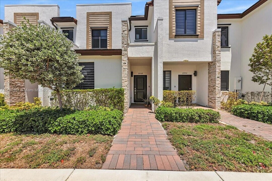 21059 NE 8th Ave in North Miami Beach, FL - Building Photo