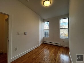 NO FEE / SUMMERFIELD STREET / Spacious 3-Bed 1-Bath / Bushwick and Ridgewood Border in Queens, NY - Foto de edificio - Building Photo