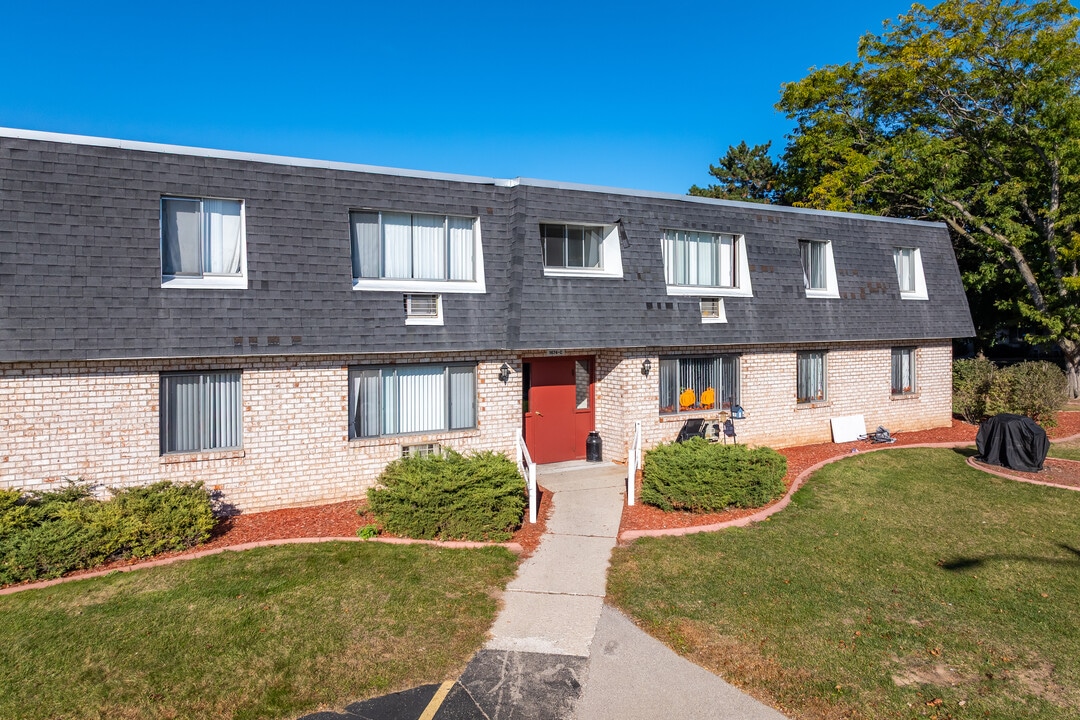 Garden Bay Square in Green Bay, WI - Foto de edificio