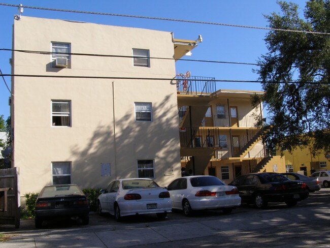 Trade Winds Apartments in Miami, FL - Foto de edificio - Building Photo