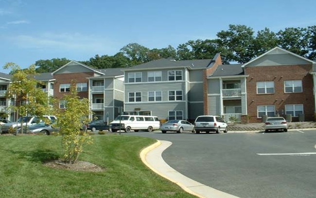 The Oaks Apartments in Triangle, VA - Building Photo - Building Photo