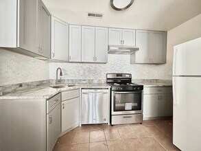 303 South St, Unit 3 in Philadelphia, PA - Foto de edificio - Building Photo