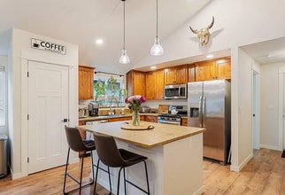 526 Nicholas Lee Dr in Medford, OR - Foto de edificio - Building Photo