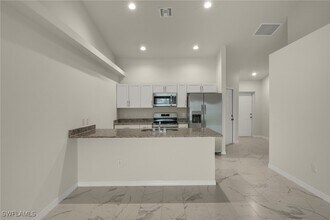 4538 SW 8th Pl in Cape Coral, FL - Foto de edificio - Building Photo