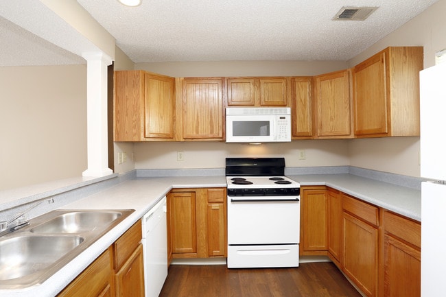 Sun Valley Townhomes in Anderson, IN - Building Photo - Interior Photo