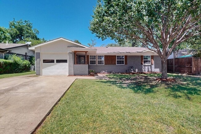 property at 2949 Hollandale Ln
