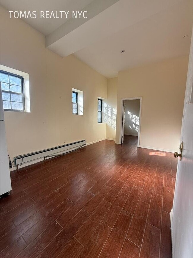 712 E 214th St in Bronx, NY - Building Photo - Building Photo