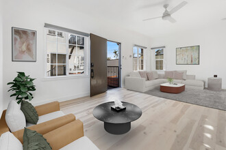 Newly Renovated Spanish Villa Apartment Homes in Santa Ana, CA - Foto de edificio - Building Photo