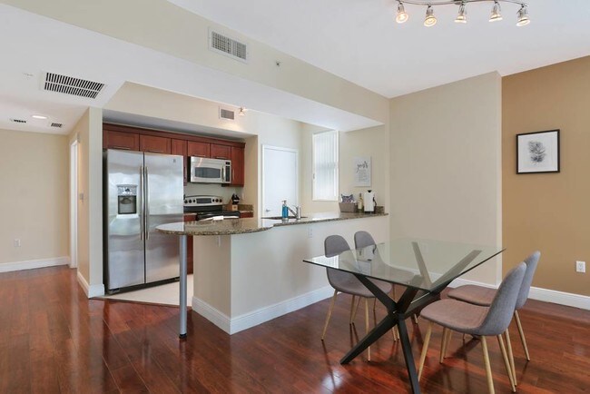 Downtown Dadeland Apartments in Miami, FL - Building Photo - Building Photo