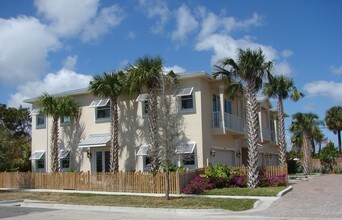 Sapphire Bay in Pompano Beach, FL - Foto de edificio - Building Photo