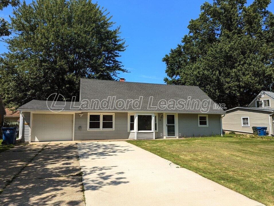 4895 Greenwood Dr in Sheffield Lake, OH - Building Photo
