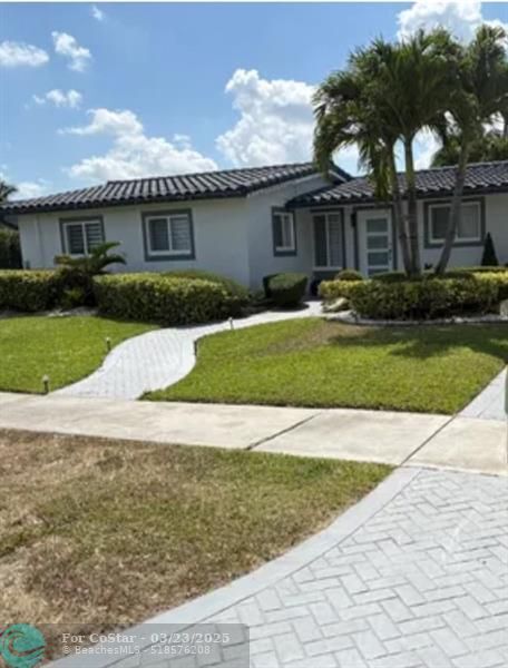 8450 NW 185th St in Hialeah, FL - Foto de edificio