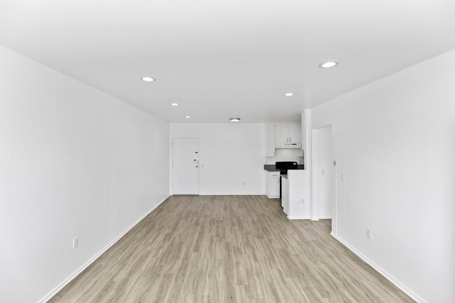 Latitude Apartments in Van Nuys, CA - Foto de edificio - Building Photo