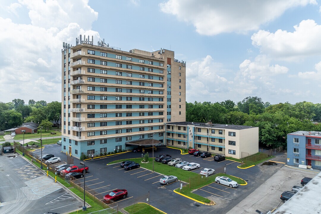 The Brown Suburban in Louisville, KY - Foto de edificio