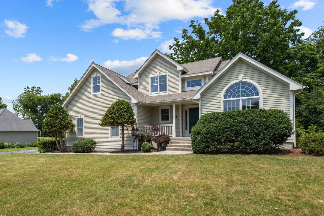 15 Jacobs Point Rd in Warren, RI - Building Photo