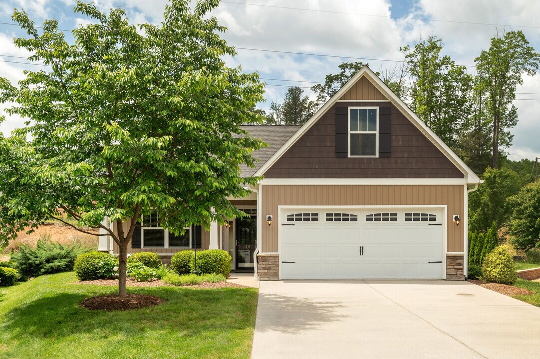 35 Foxtail Ct in Hendersonville, NC - Building Photo