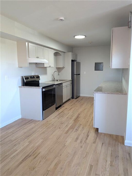 420 Woodward Rd in North Providence, RI - Building Photo