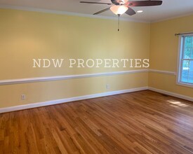 185 S White St, Unit 185 in Whitakers, NC - Foto de edificio - Building Photo