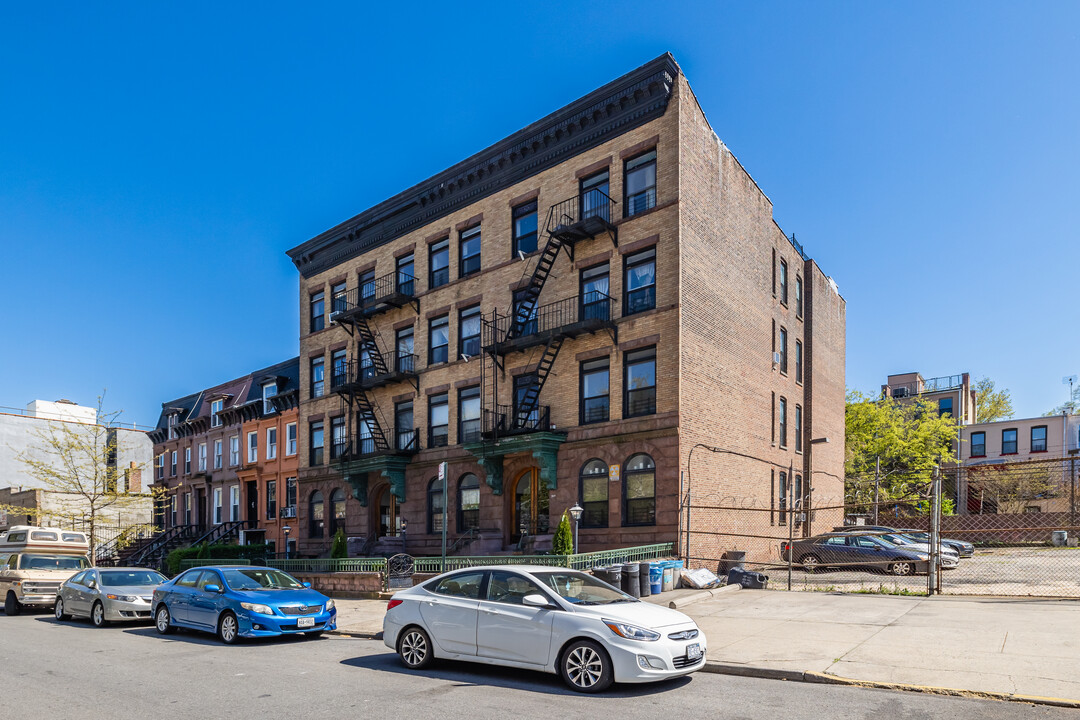 394 Macdonough St in Brooklyn, NY - Building Photo