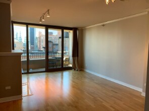 200 N Jefferson St, Unit 907 in Chicago, IL - Building Photo - Building Photo