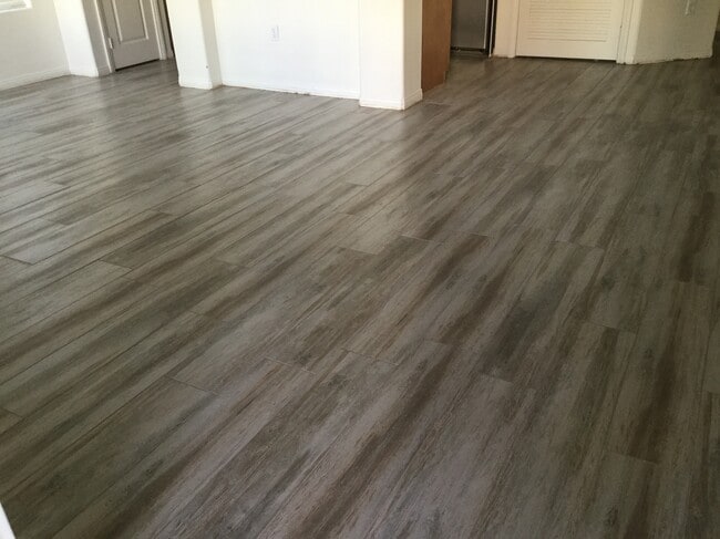 38 E Serene Ave, Unit 101 in Las Vegas, NV - Foto de edificio - Building Photo