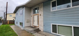 401 N Mumford St in Anchorage, AK - Building Photo