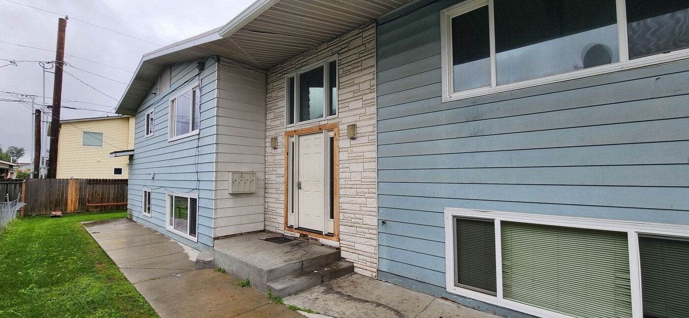 401 N Mumford St in Anchorage, AK - Building Photo