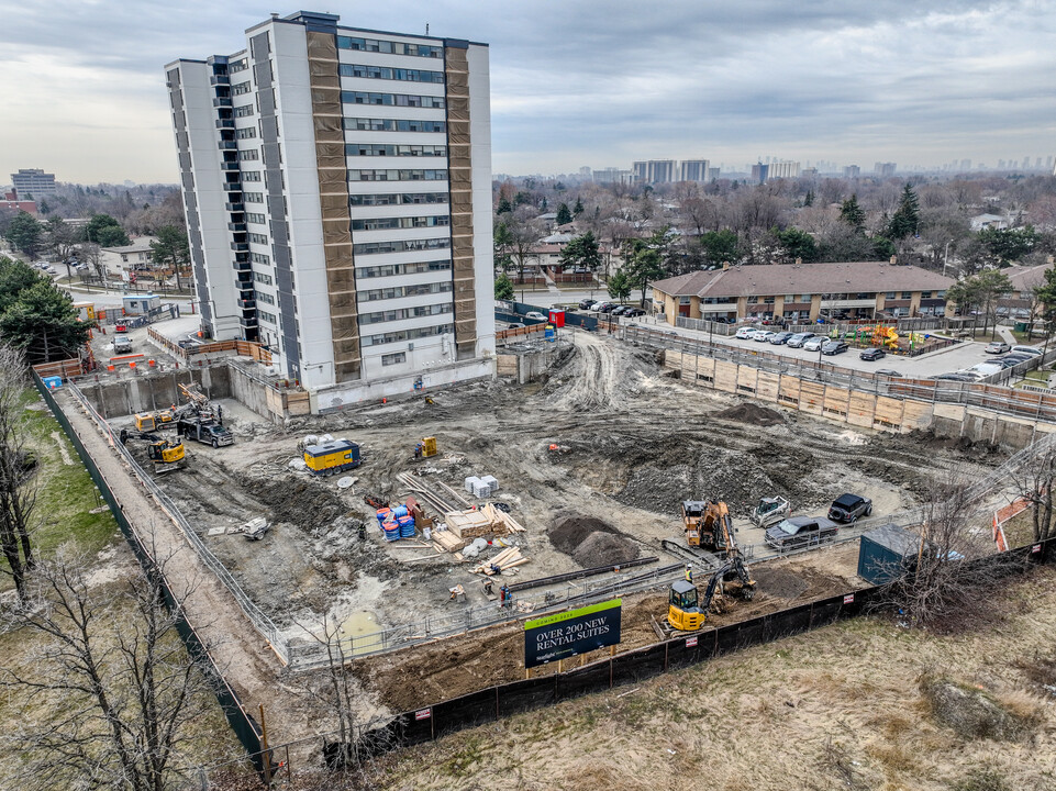 555 The West Mall in Toronto, ON - Building Photo