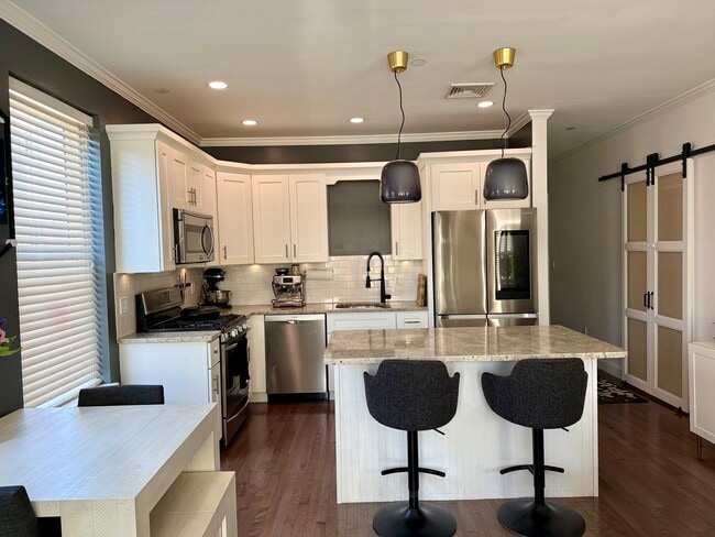 46 W Eagle St, Unit 2 in Boston, MA - Foto de edificio - Building Photo