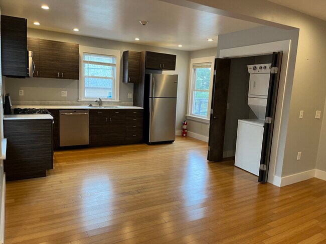 64 Pitman St, Unit 2R in Providence, RI - Building Photo - Building Photo