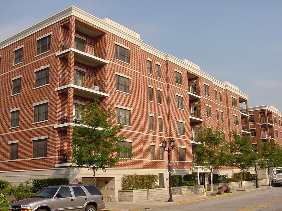 200 N Addison Ave in Elmhurst, IL - Building Photo