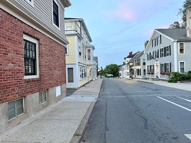 10 Leyden St, Unit 1 in Plymouth, MA - Building Photo - Building Photo