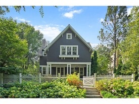2820 W Lake of the Isles Pkwy in Minneapolis, MN - Building Photo