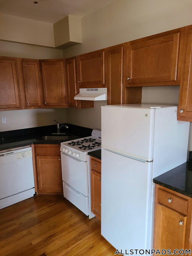 1197 Commonwealth Ave in Boston, MA - Building Photo - Building Photo