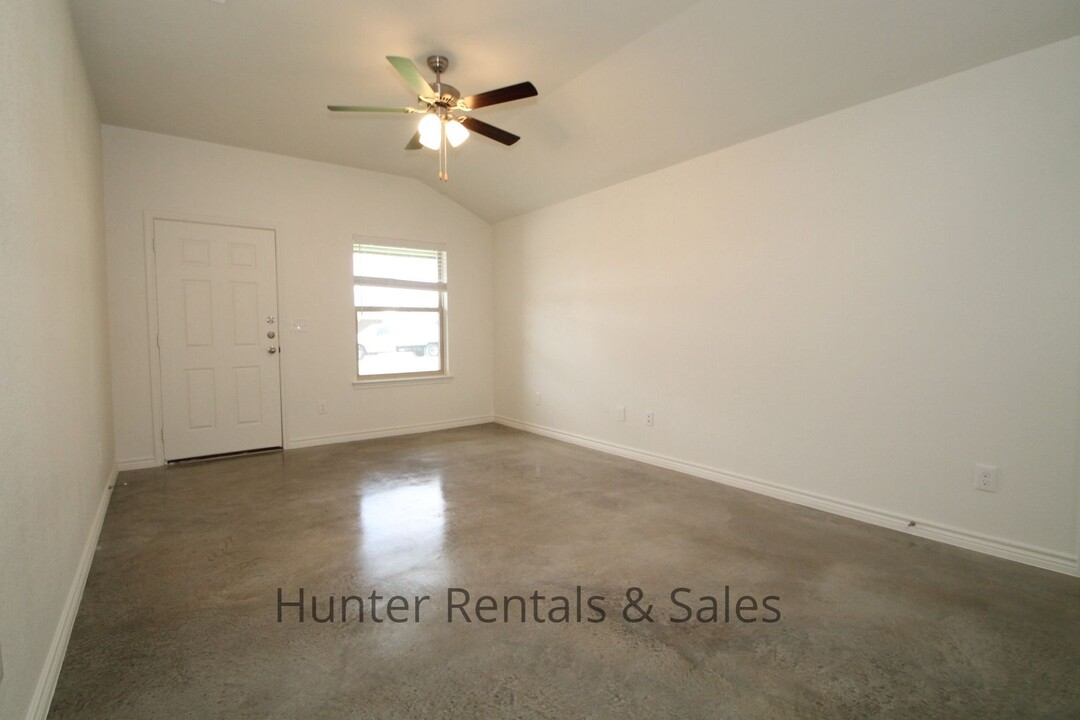 6109 Amelia Earhart Blvd in Killeen, TX - Building Photo