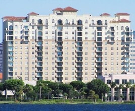 616 Clearwater Park Rd in West Palm Beach, FL - Foto de edificio - Building Photo