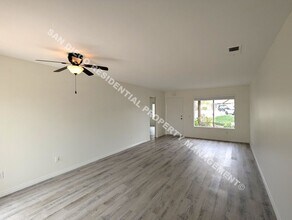 4749 Canterbury Ct in Oceanside, CA - Foto de edificio - Building Photo